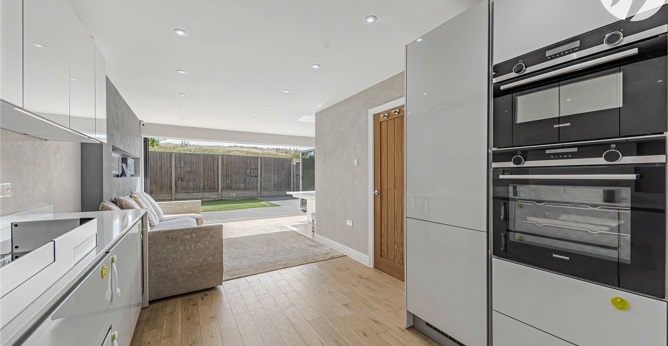 3 bedroom property for sale in Greenhithe | Robinson Jackson