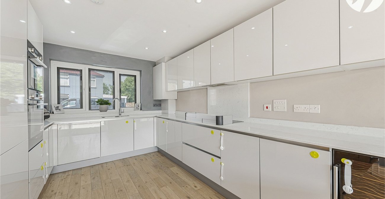 3 bedroom property for sale in Greenhithe | Robinson Jackson