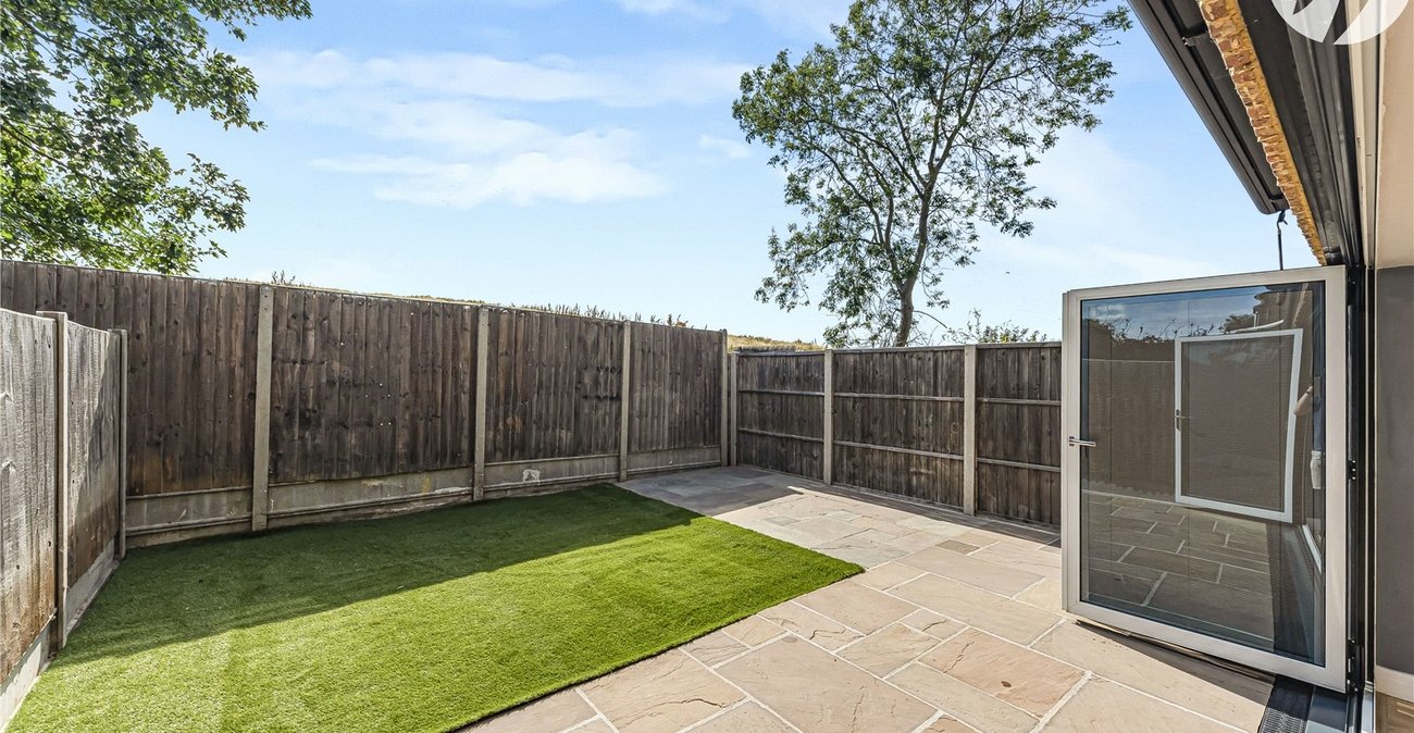 3 bedroom property for sale in Greenhithe | Robinson Jackson