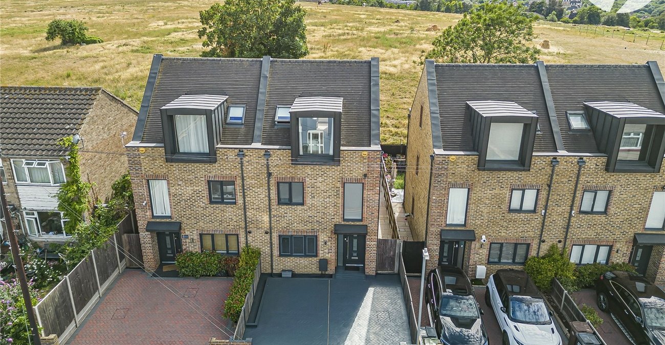 3 bedroom property for sale in Greenhithe | Robinson Jackson