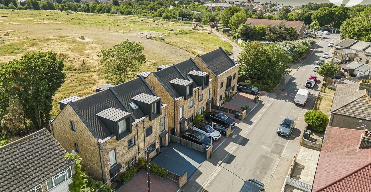 3 bedroom property for sale in Greenhithe | Robinson Jackson