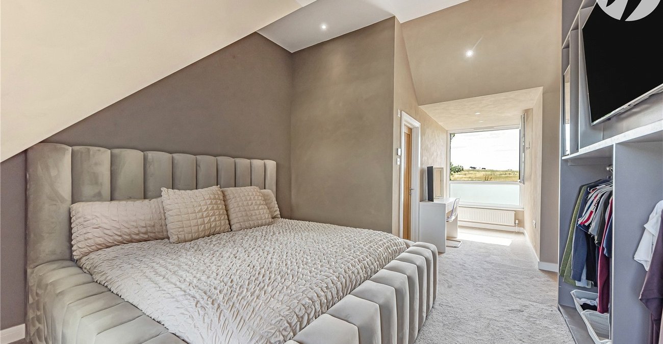 3 bedroom property for sale in Greenhithe | Robinson Jackson