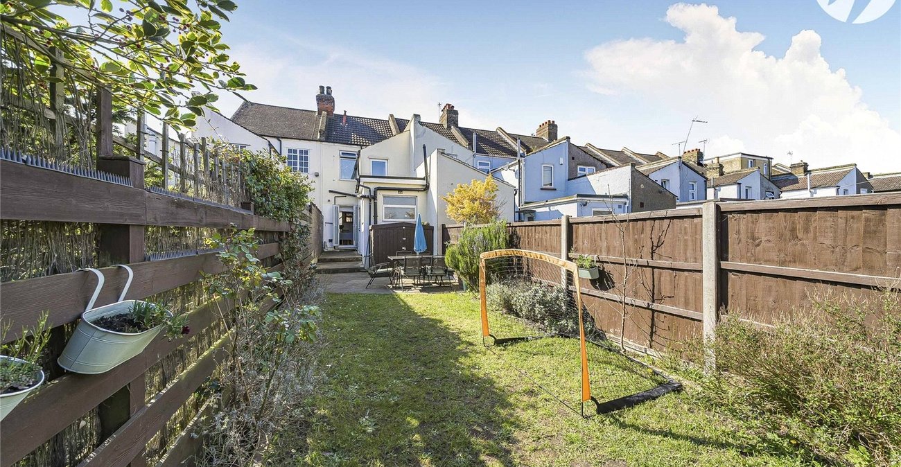 2 bedroom house for sale in Greenhithe | Robinson Jackson