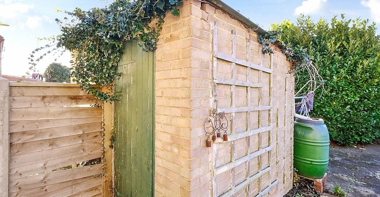 2 bedroom house for sale in Greenhithe | Robinson Jackson