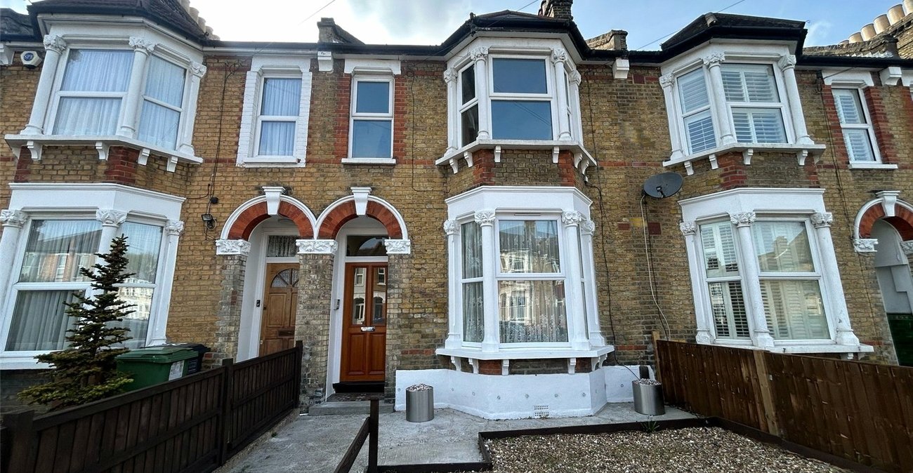 2 bedroom property for sale in London | Robinson Jackson
