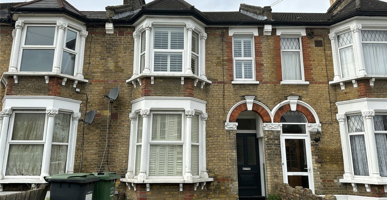 2 bedroom property for sale in London | Robinson Jackson