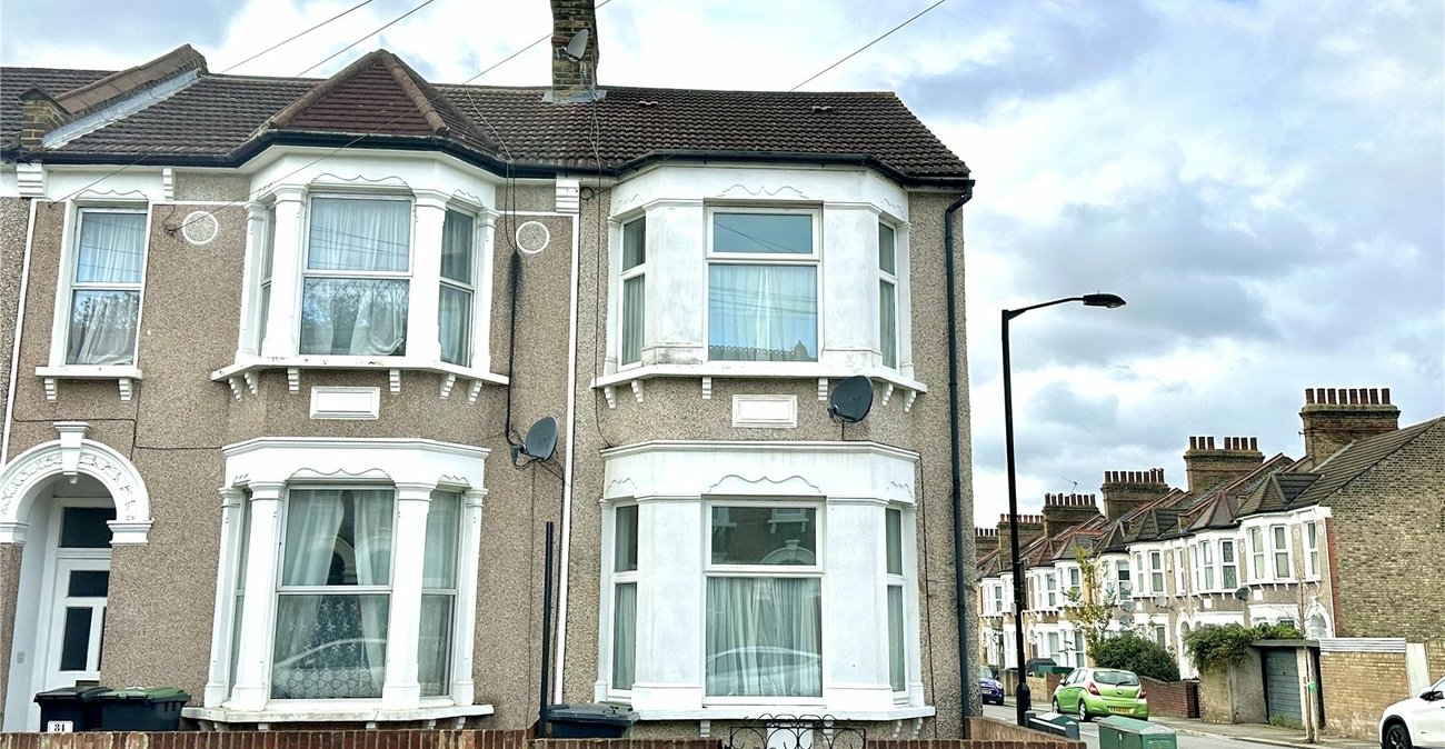 2 bedroom house for sale in London | Robinson Jackson