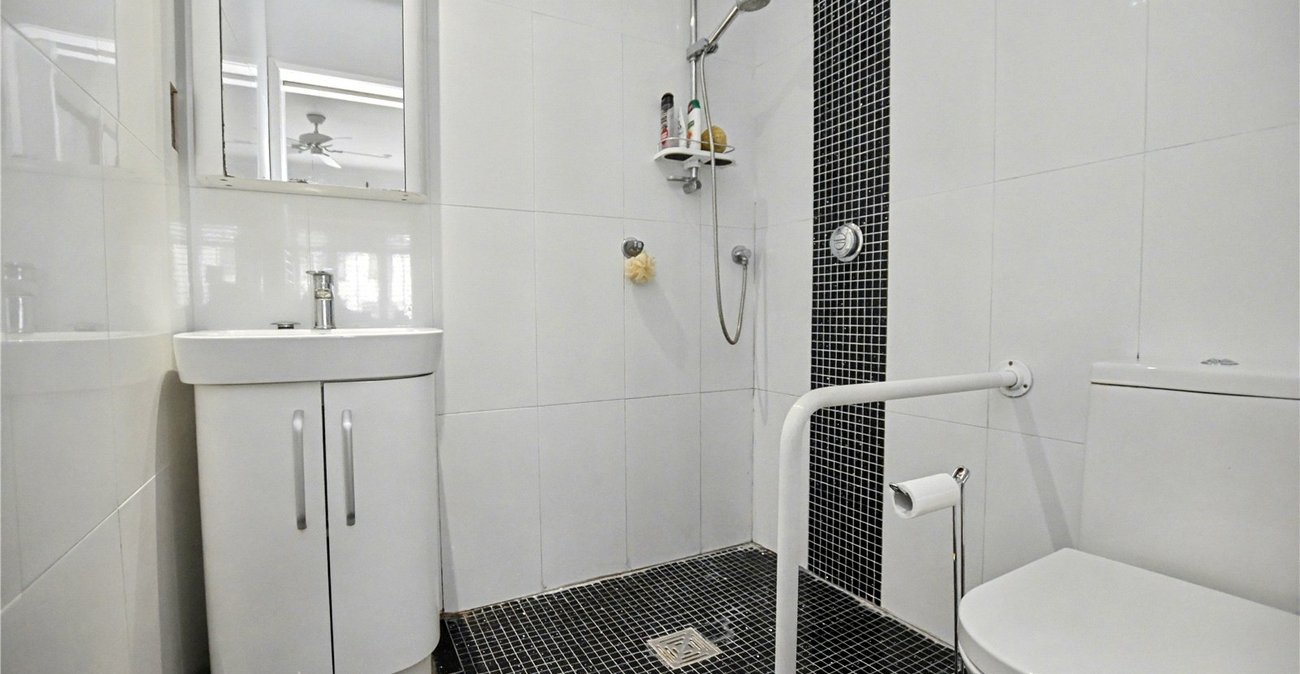 5 bedroom bungalow for sale in Bexleyheath | Robinson Jackson