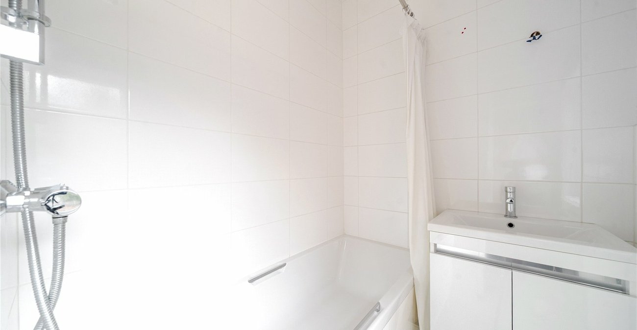 3 bedroom house for sale in London | Robinson Jackson