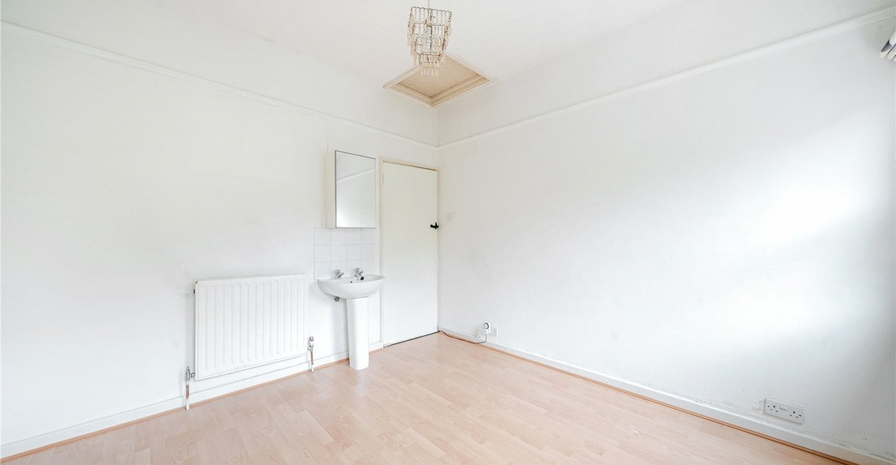 3 bedroom house for sale in London | Robinson Jackson