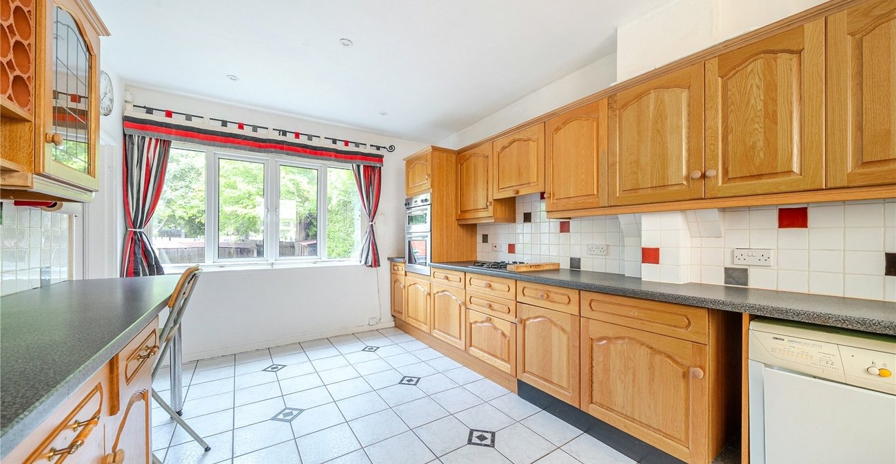 3 bedroom house for sale in London | Robinson Jackson