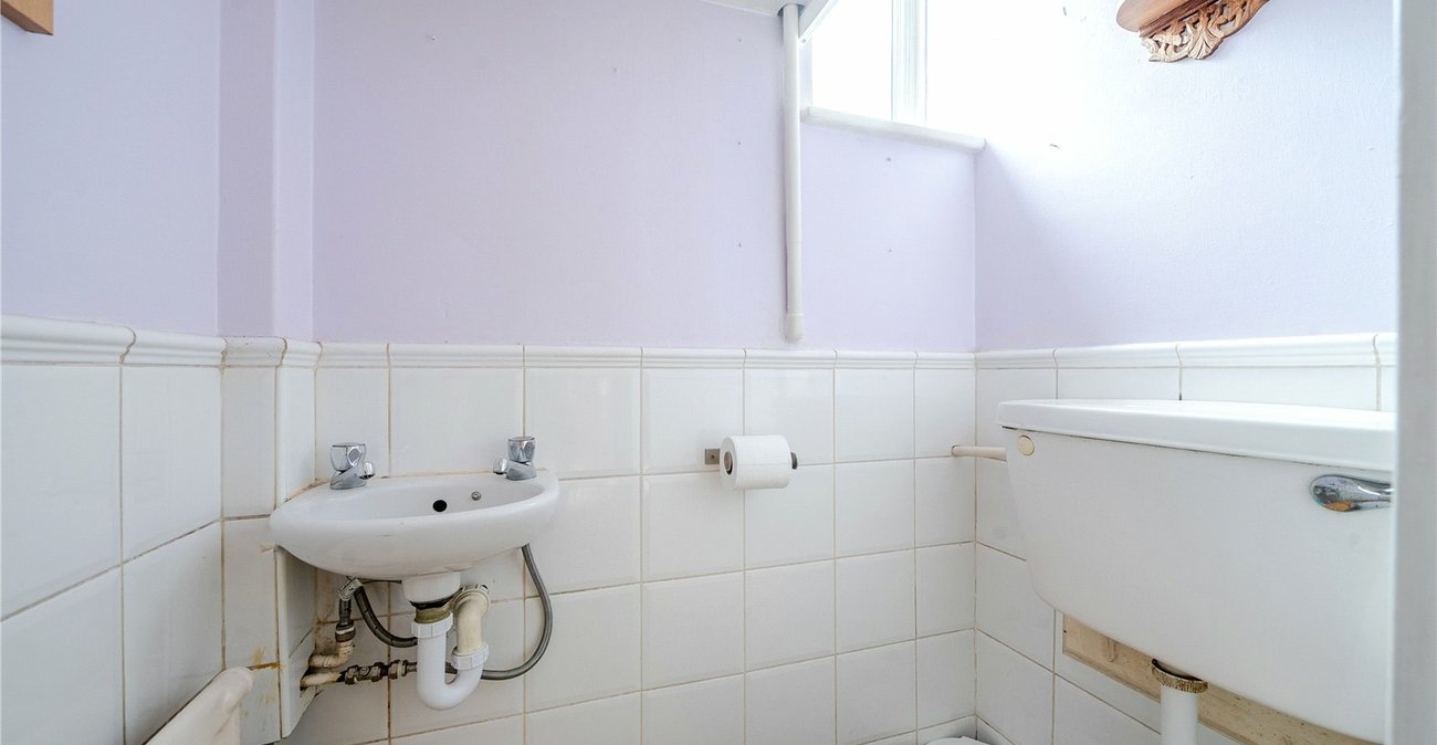 3 bedroom house for sale in London | Robinson Jackson