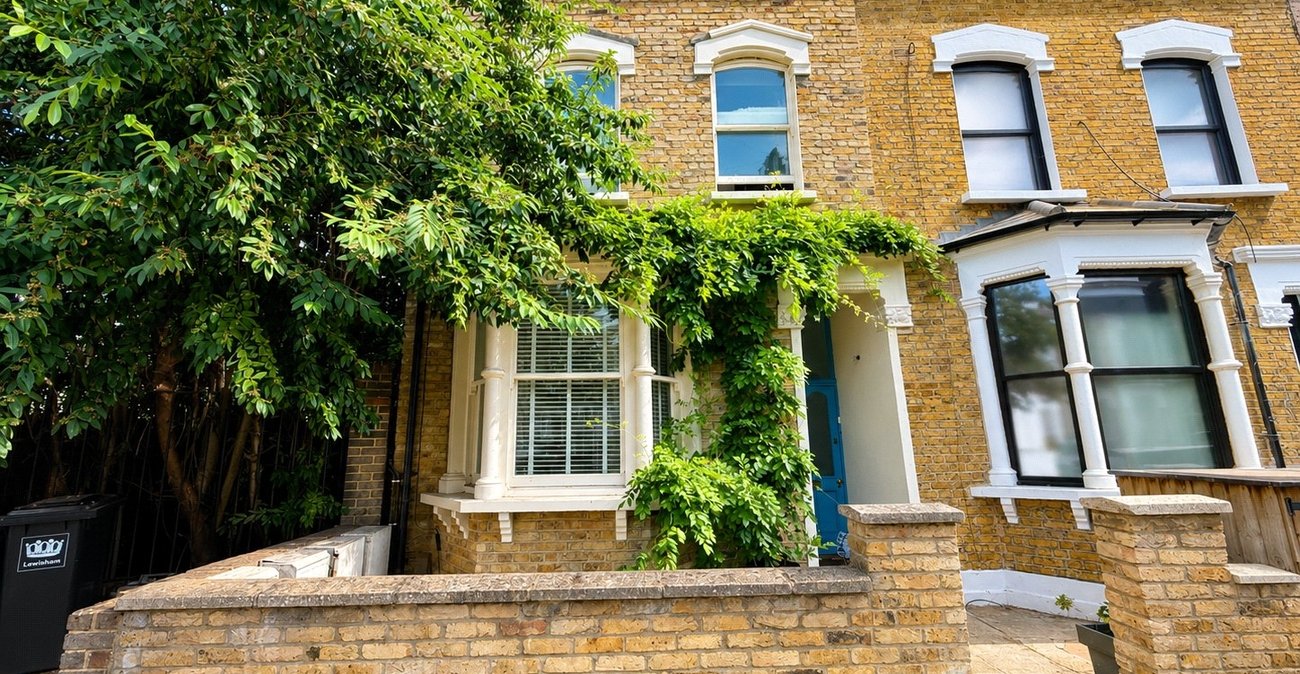 2 bedroom property for sale in London | Robinson Jackson