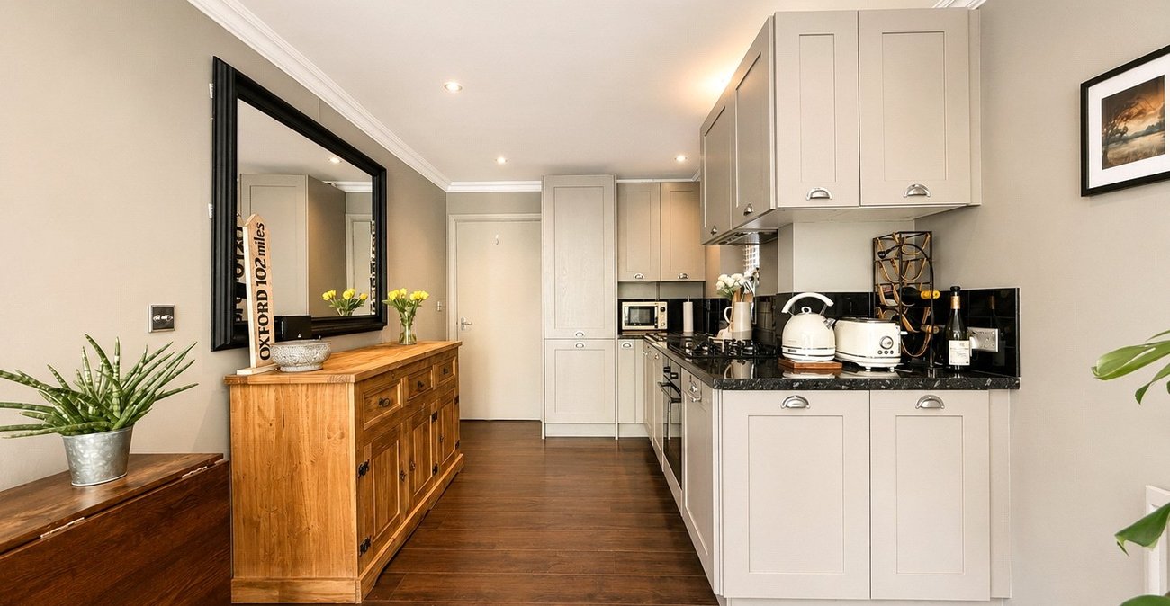 2 bedroom property for sale in London | Robinson Jackson
