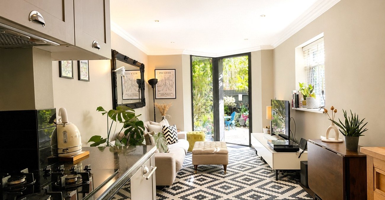 2 bedroom property for sale in London | Robinson Jackson