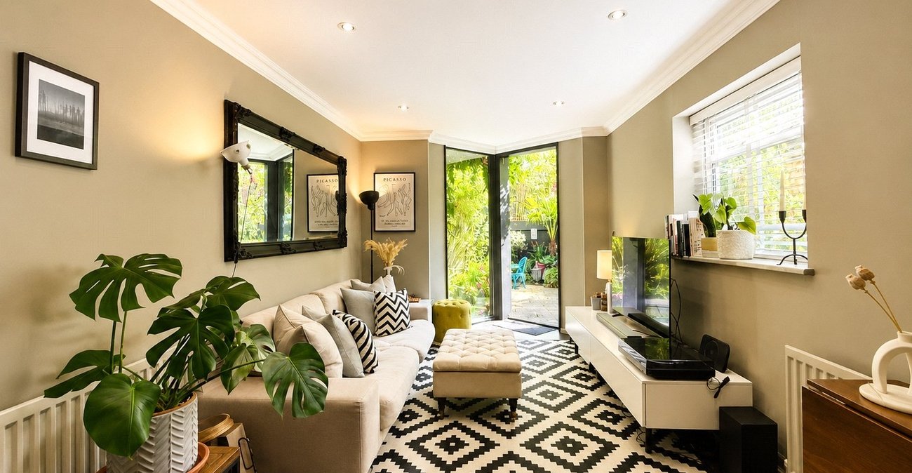 2 bedroom property for sale in London | Robinson Jackson