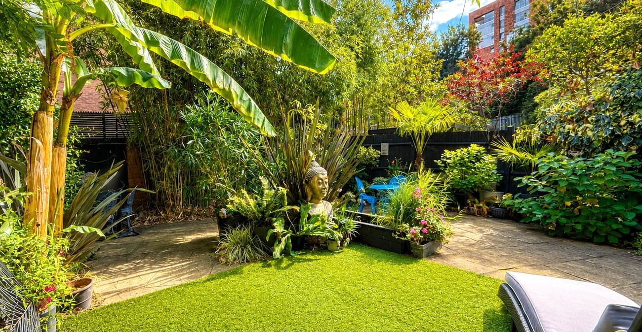 2 bedroom property for sale in London | Robinson Jackson