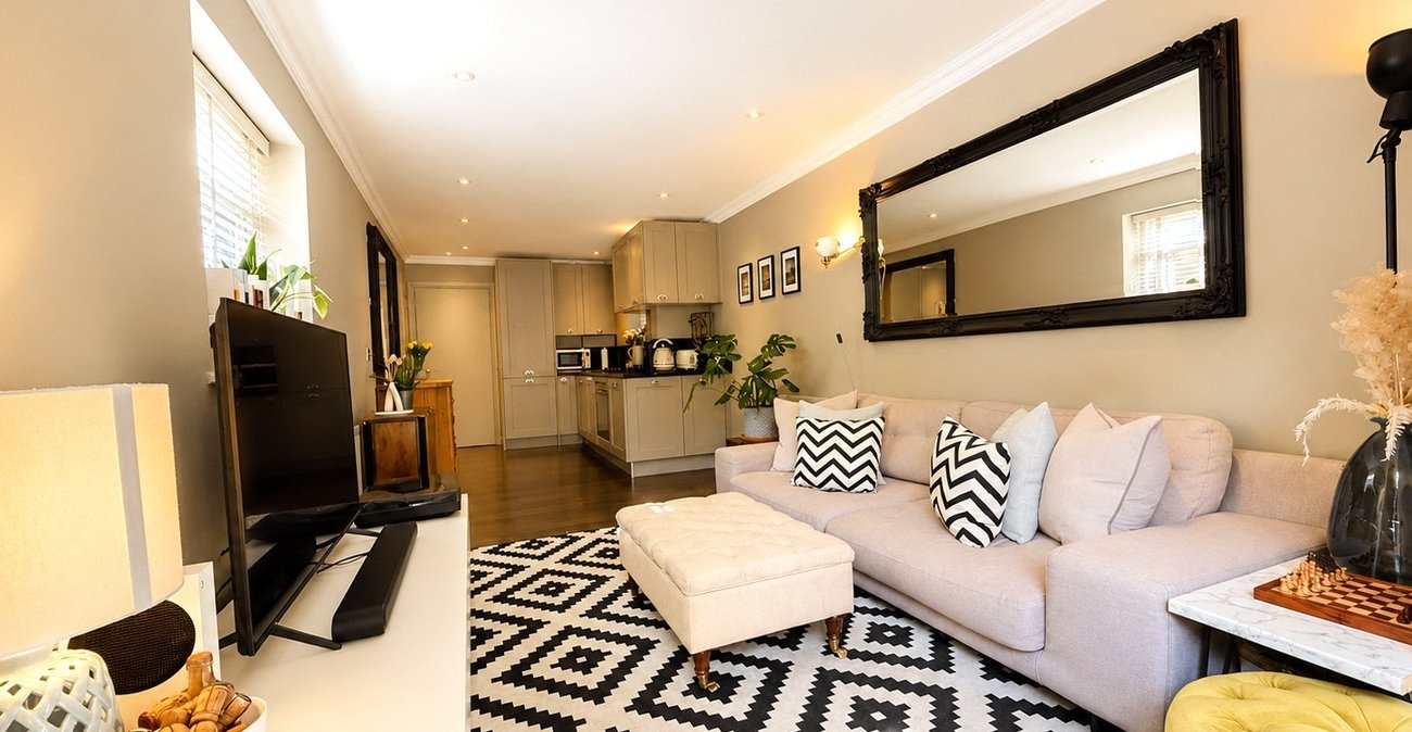 2 bedroom property for sale in London | Robinson Jackson