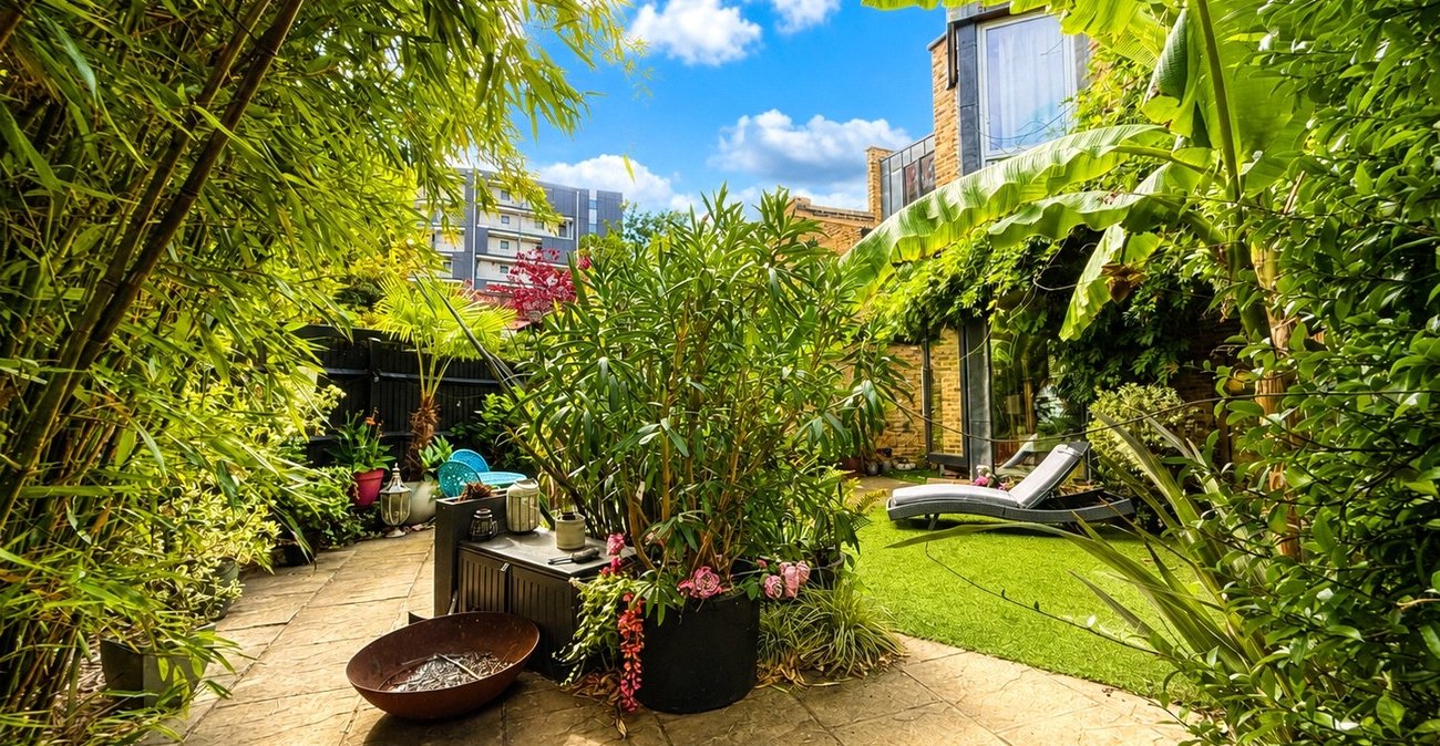 2 bedroom property for sale in London | Robinson Jackson