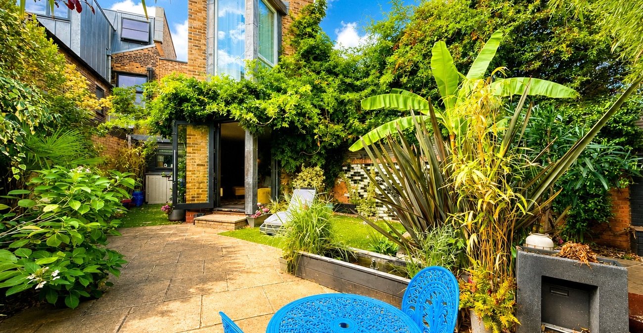 2 bedroom property for sale in London | Robinson Jackson