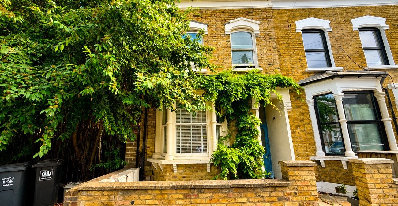 2 bedroom property for sale in London | Robinson Jackson