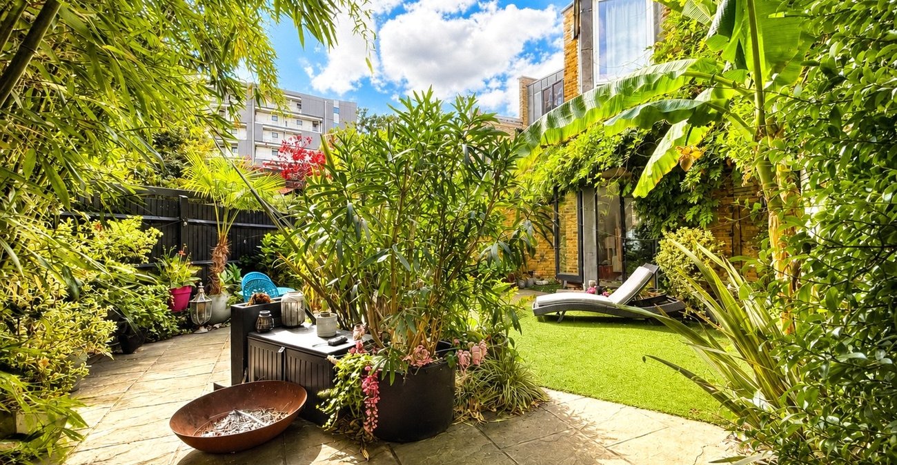 2 bedroom property for sale in London | Robinson Jackson