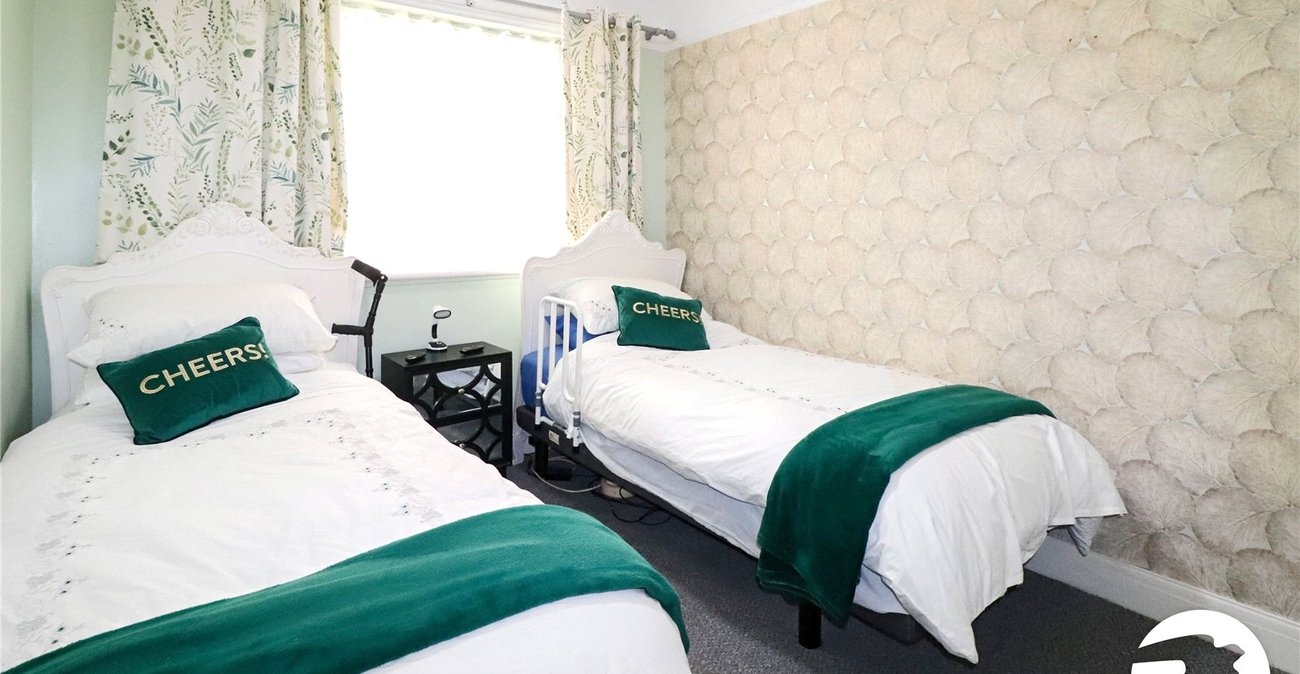 2 bedroom bungalow for sale in Bexleyheath | Robinson Jackson