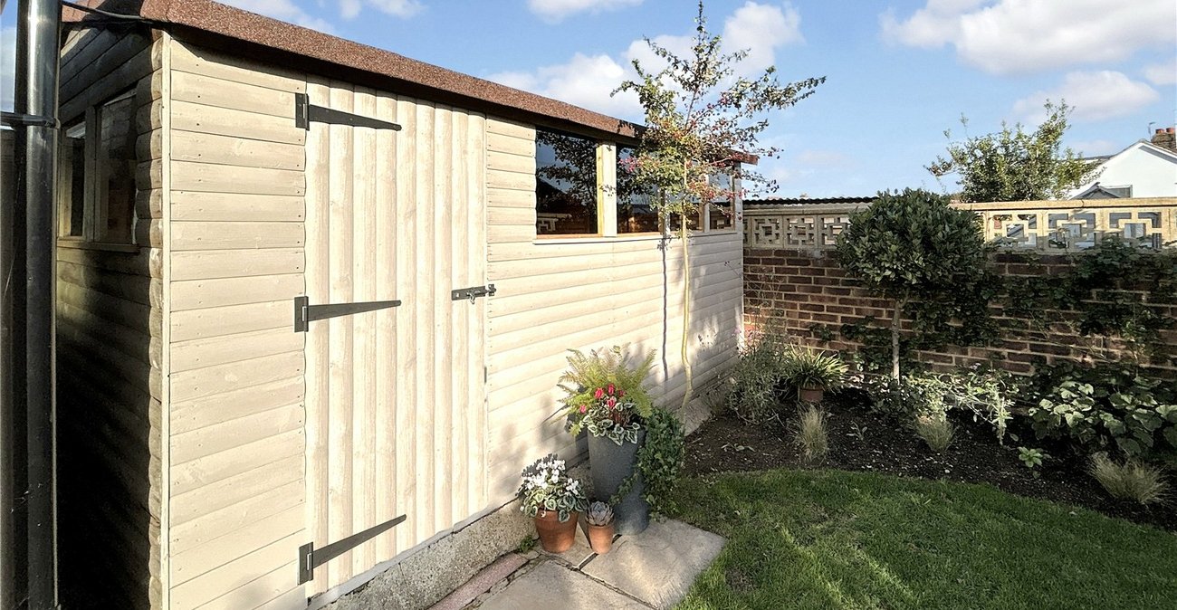 3 bedroom bungalow for sale in Sidcup | Robinson Jackson