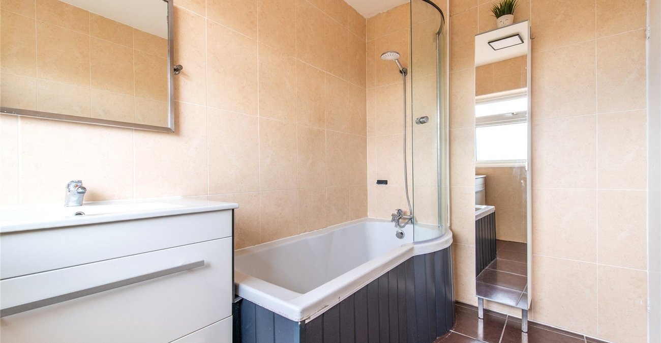 3 bedroom house for sale in Istead Rise | Robinson Michael & Jackson