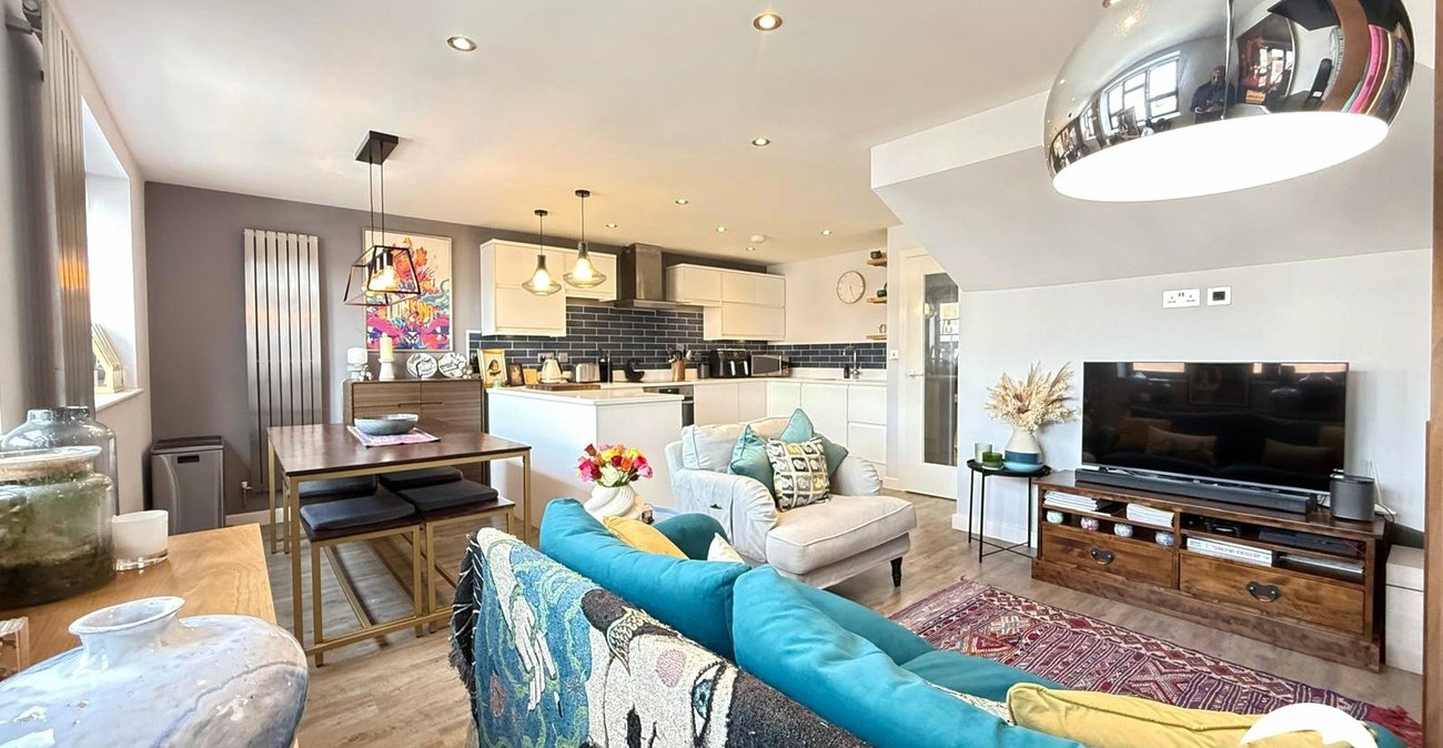 2 bedroom property for sale in London | Robinson Jackson