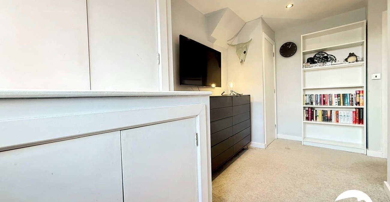 2 bedroom property for sale in London | Robinson Jackson