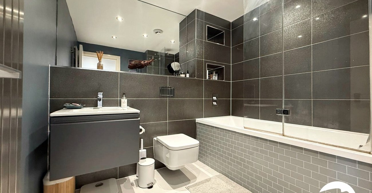2 bedroom property for sale in London | Robinson Jackson