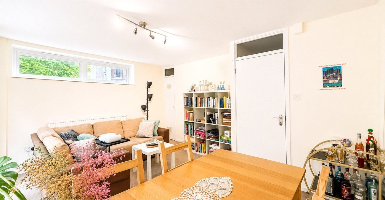 2 bedroom property for sale in London | Robinson Jackson