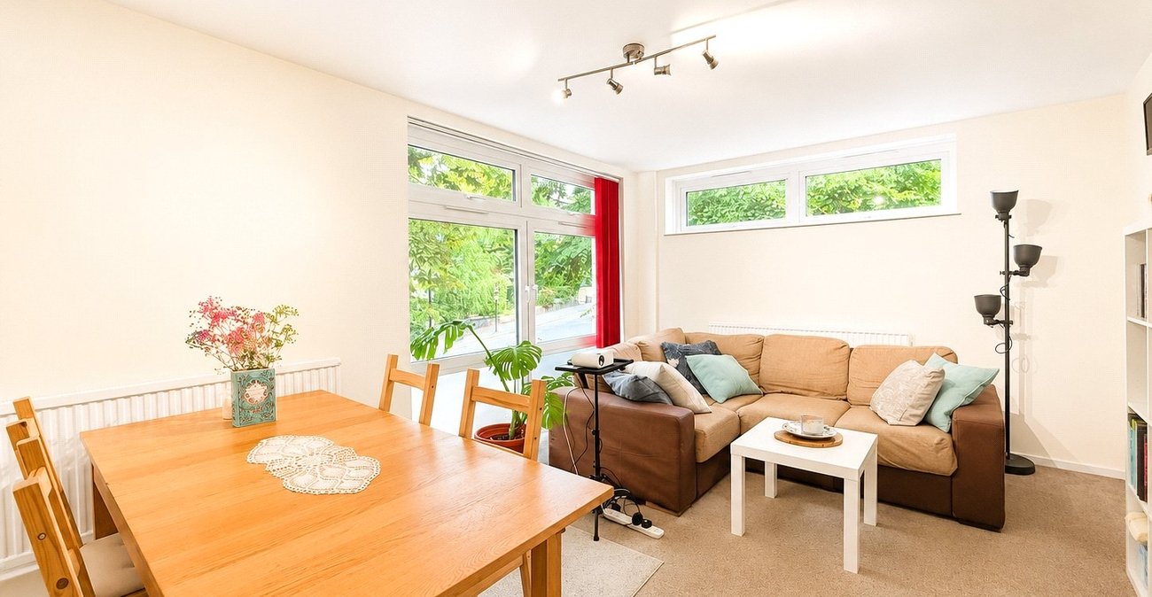 2 bedroom property for sale in London | Robinson Jackson