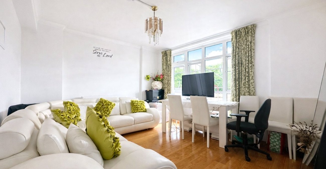 2 bedroom property to rent in London | Robinson Jackson