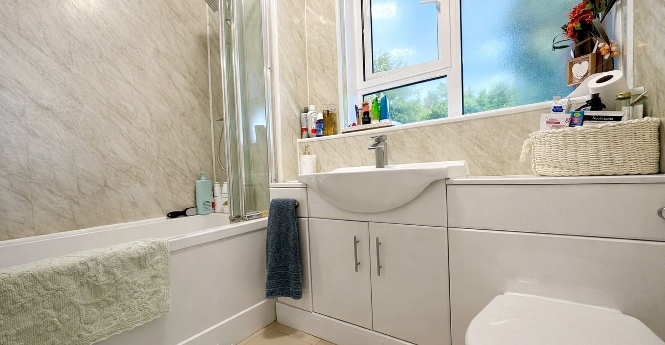 2 bedroom property to rent in London | Robinson Jackson