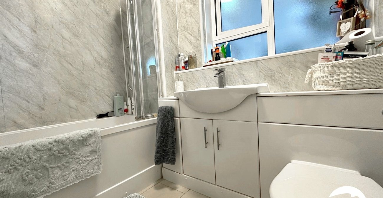 2 bedroom property for sale in London | Robinson Jackson