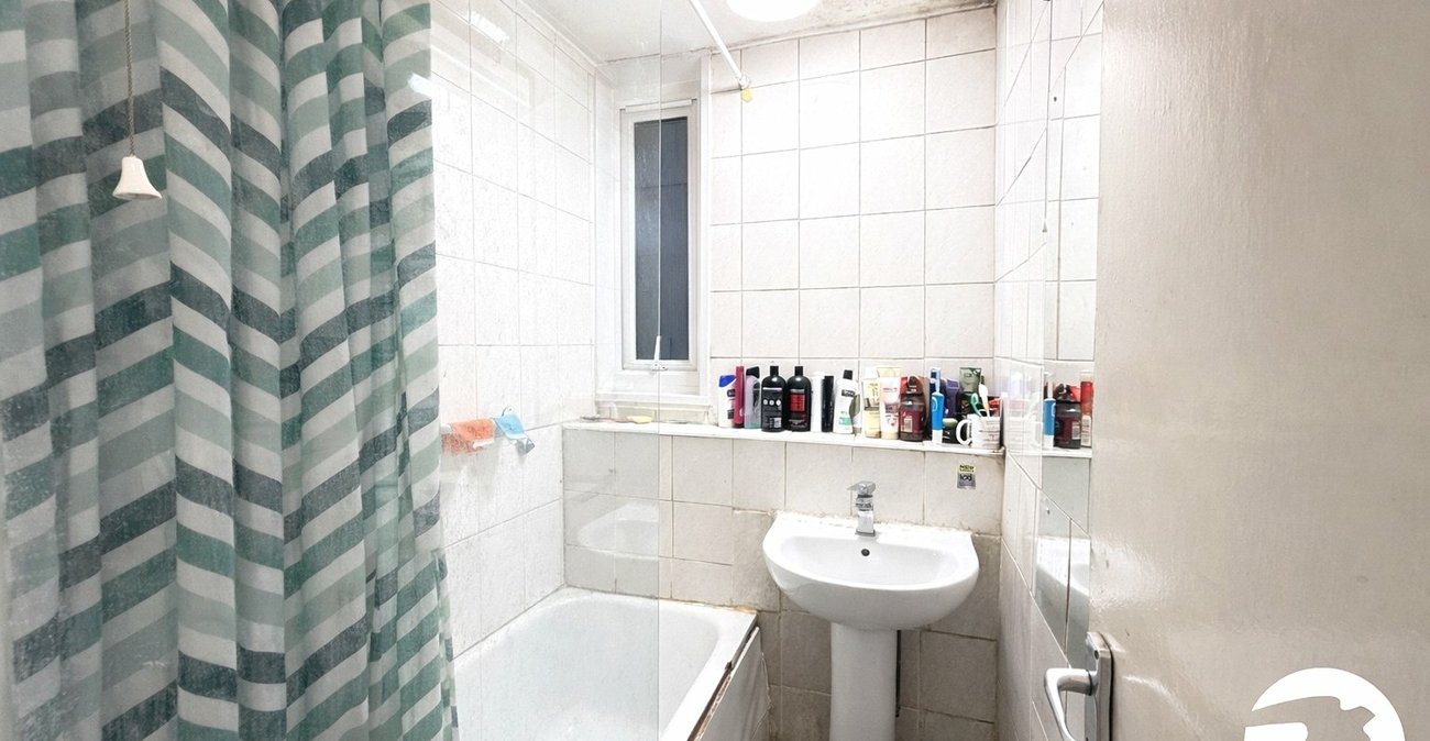 2 bedroom property for sale in London | Robinson Jackson