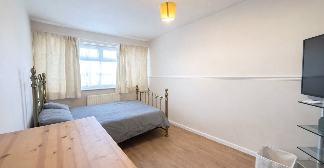 3 bedroom property for sale in London | Robinson Jackson