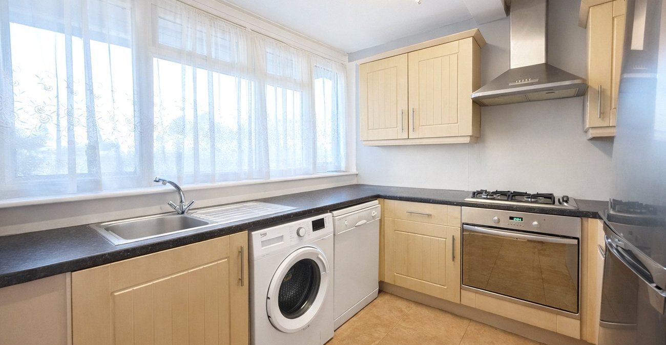 3 bedroom property for sale in London | Robinson Jackson