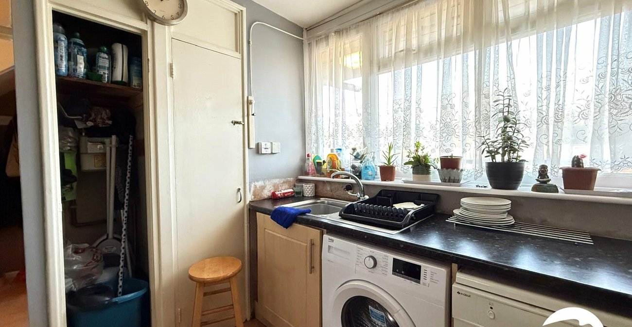 3 bedroom property for sale in London | Robinson Jackson