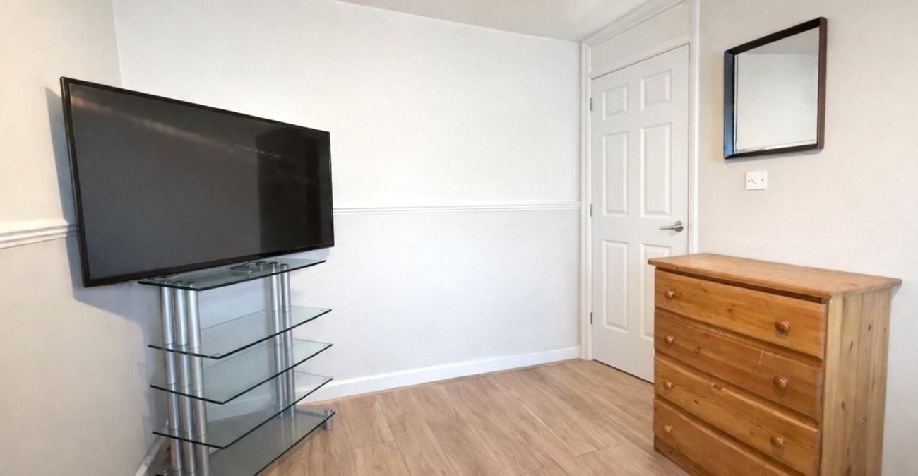 3 bedroom property for sale in London | Robinson Jackson