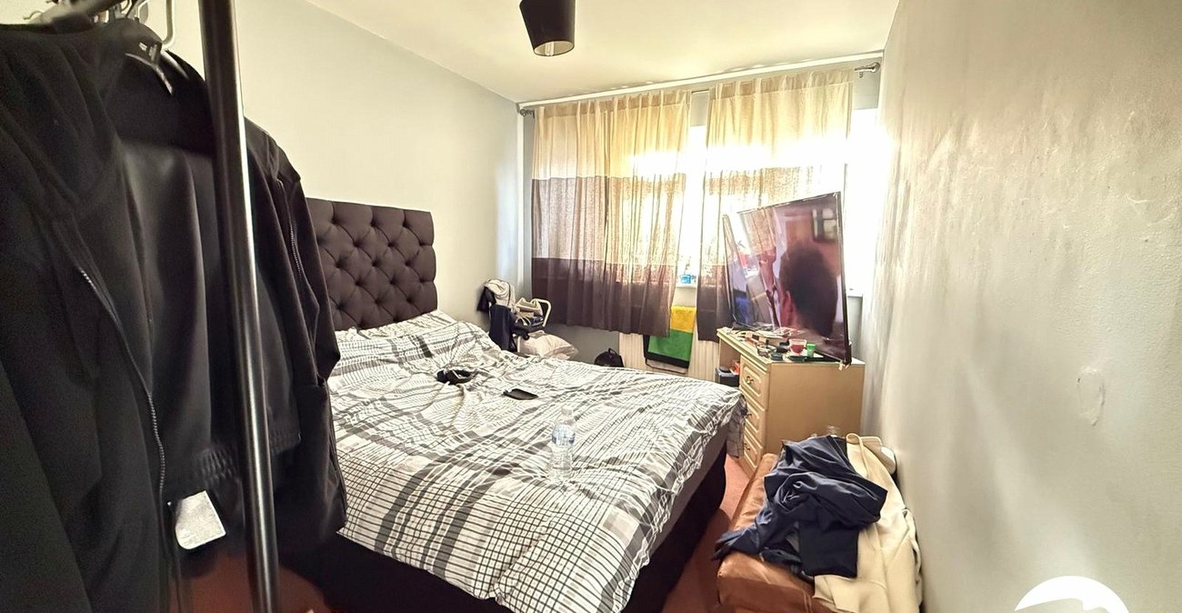 3 bedroom property for sale in London | Robinson Jackson