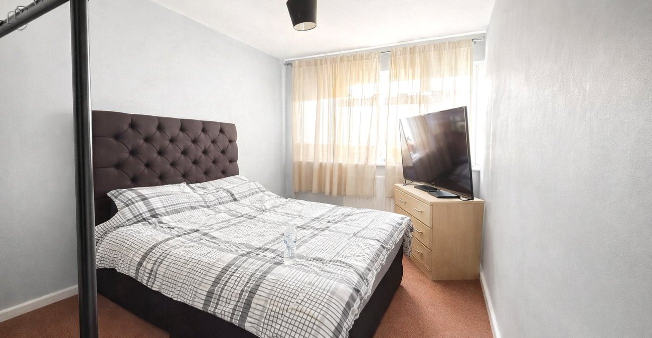 3 bedroom property for sale in London | Robinson Jackson