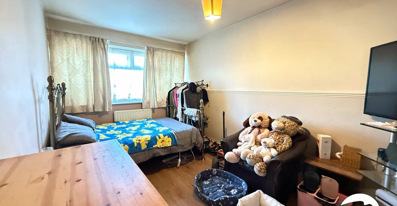 3 bedroom property for sale in London | Robinson Jackson