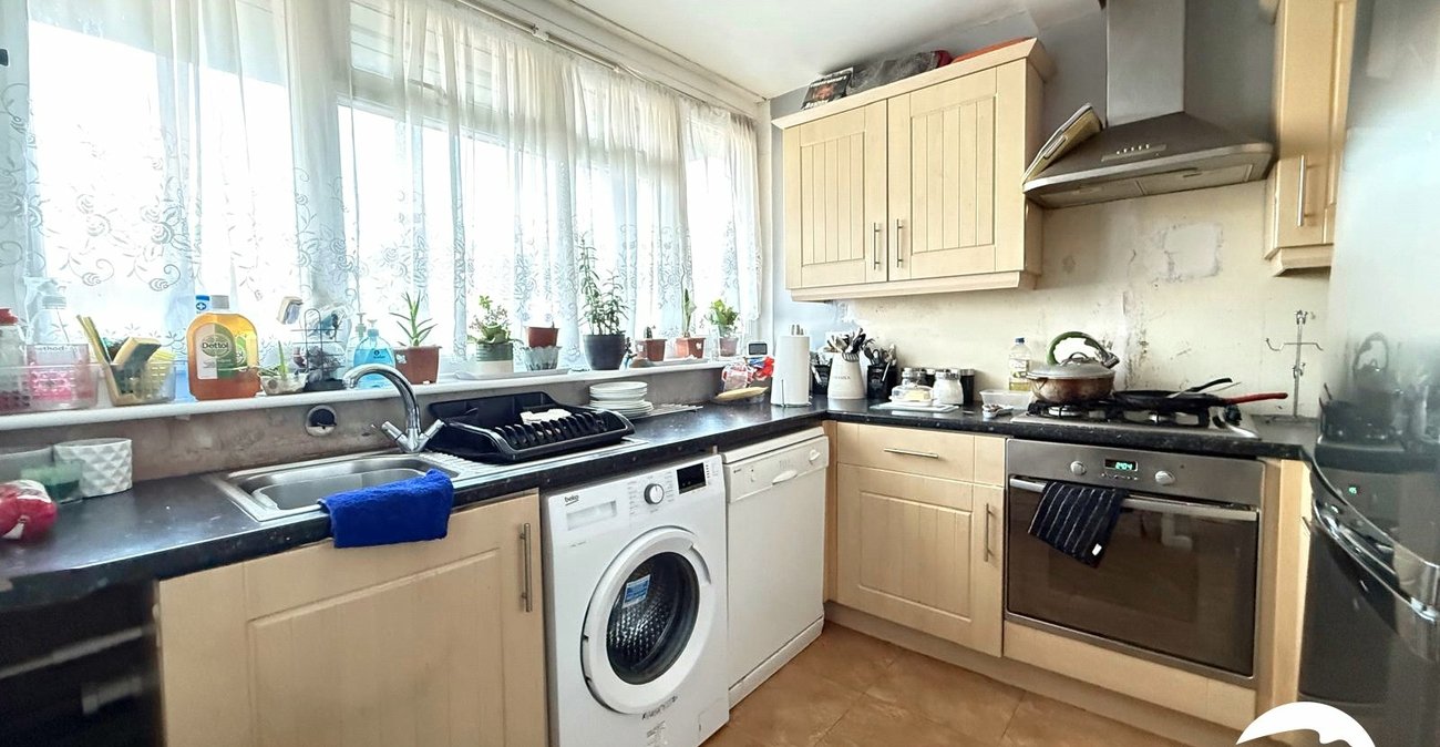 3 bedroom property for sale in London | Robinson Jackson
