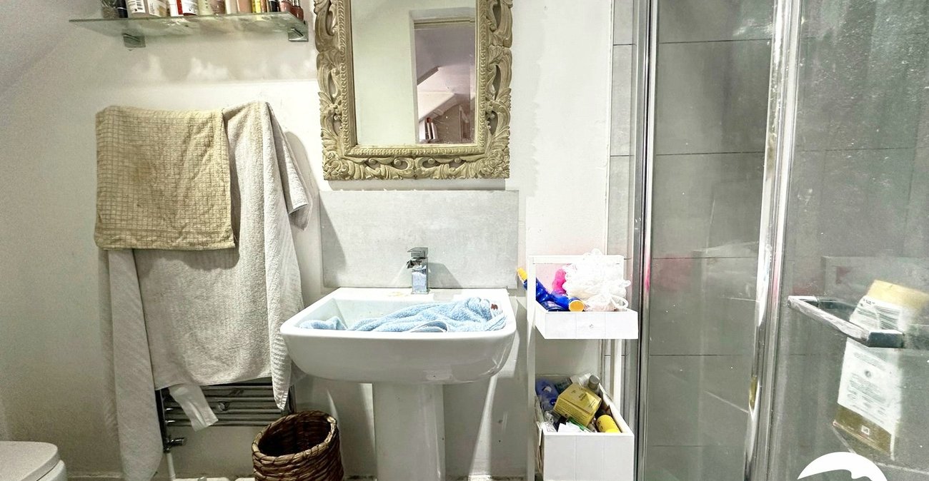 2 bedroom property for sale in London | Robinson Jackson