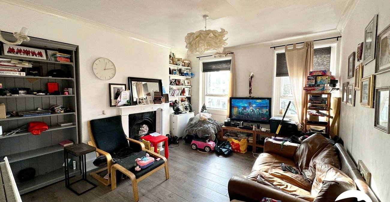 2 bedroom property for sale in London | Robinson Jackson