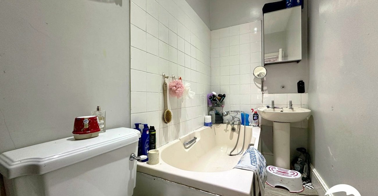 2 bedroom property for sale in London | Robinson Jackson