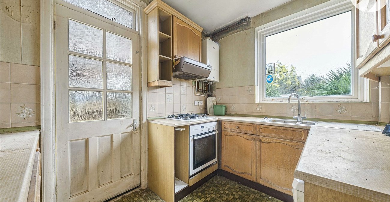 3 bedroom house for sale in London | Robinson Jackson